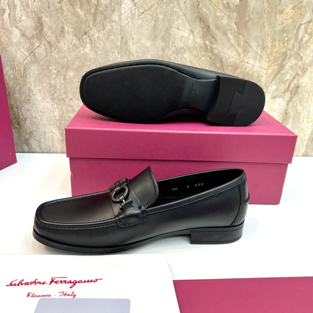 Original quality P780 Brand: Ferragamo Standard size: Men's size 39–44 (38.45 can be customized) Grade: Same style as the official website High-quality men's shoes Material: Customized first-layer calfskin with water-dyed cowhide lining Cowhide tiptoe Original non-slip and wear-resistant rubber outsole Style category: Men's formal business leather shoes are young and fashionable European and American trends British style Casual matching and comfortable feet Color: actual picture